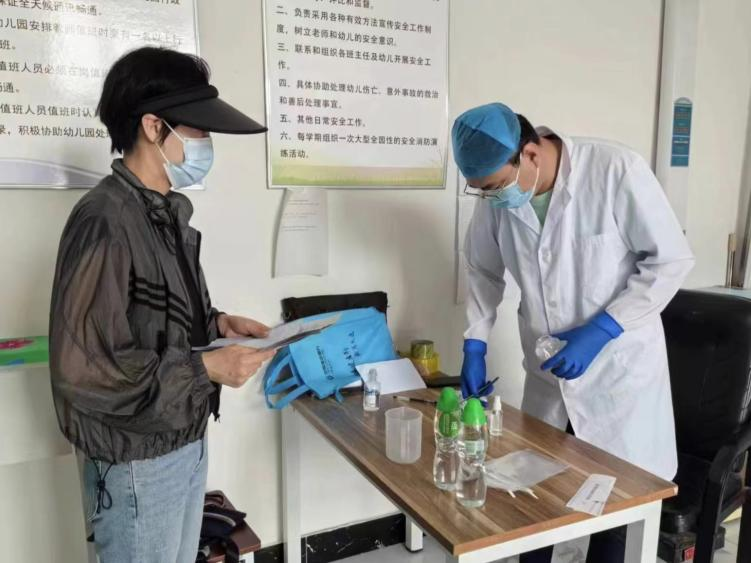 黑龍江省伊春市檢驗(yàn)檢測(cè)中心開(kāi)展校園及周邊食品安全抽檢 檢驗(yàn)檢測(cè)服務(wù)贏贊譽(yù)